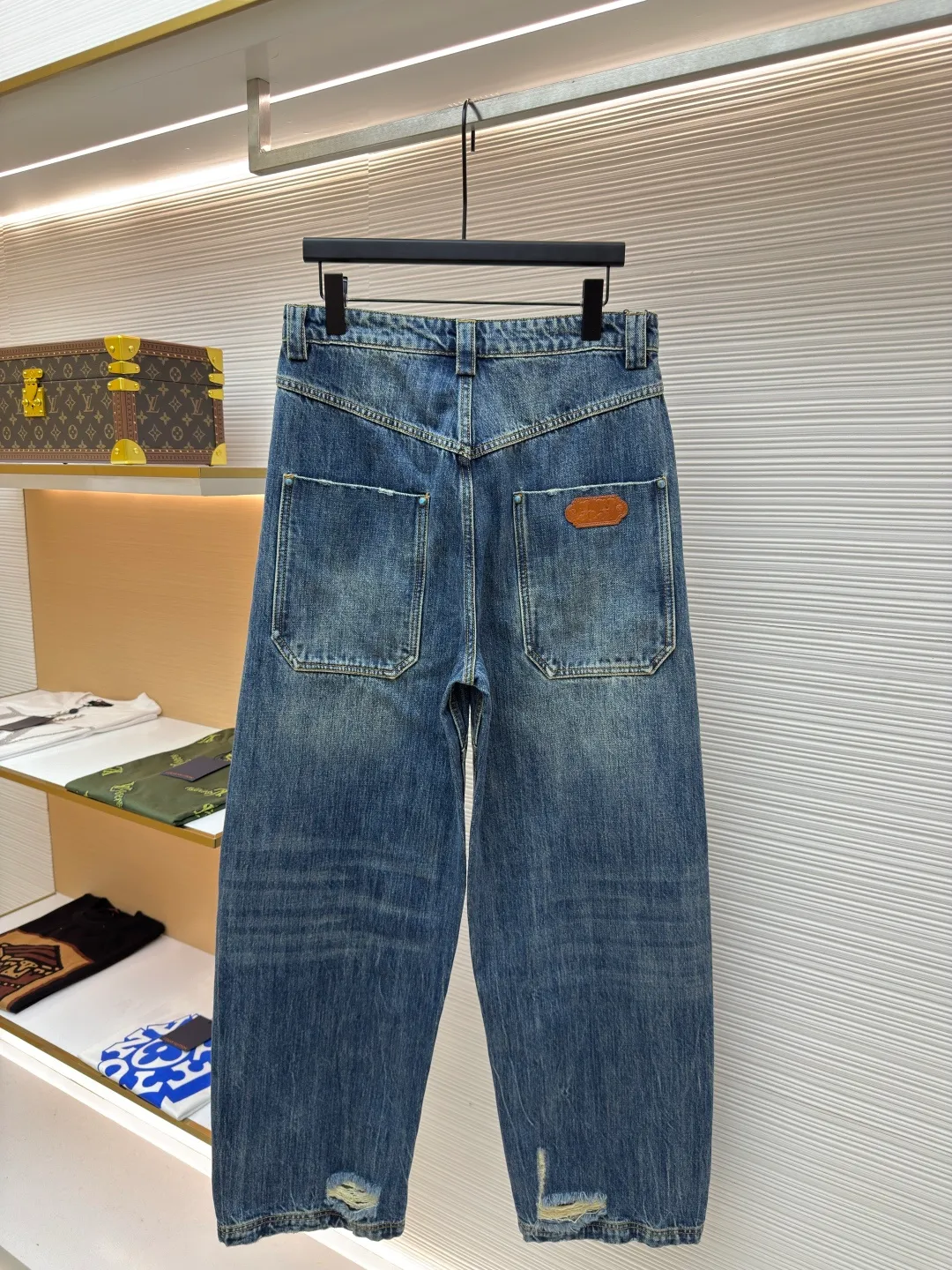 LOUIS VUITTON turquoise frayed work jeans ●Authentic product: Purchased and developed by 15699 ●Item number: 1680527-B35 ●Material: denim fabric ●Technology: frayed production ●Version: Loose fit ●Weight: about 985 grams ●Size: 30-32-34-36 ●Description: Using 7*7 weave 12.5 ounce denim cotton. The weight of the fabric after washing is approximately 420 grams. Wash the garments in batches of 20 pieces to make the color of the garments more even. The garment is frayed and the yeast wash adds to the feel. The access control buttons are made of turquoise material and are made from original molds. Each button features a laser engraved logo. The back leather label uses first-layer cowhide to embosse the icon, and the access zipper uses electroplated distressed I-heads. Made from Japanese washed denim, these jeans feature eye-catching topstitching in a chic wide-leg workwear style, LV logo embroidery on the back pocket, and the brand's exquisite craftsmanship on the ticket pocket and turquoise buttons at the waist. The overall wiring is straight and delicate, the fabric is comfortable and soft, and the color is consistent without color difference. It can be matched with the same style to create a fashionable look and control various occasions. Customized accessories, complete with three standards, same style for men and women!